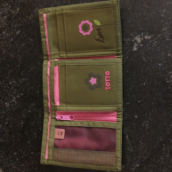Totto Trifold Wallet Green Floral Gently used - Picture 4 of 9